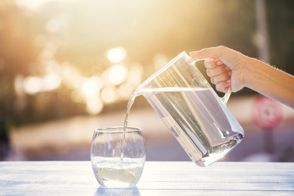 نوشیدن آب برای درمان سر درد